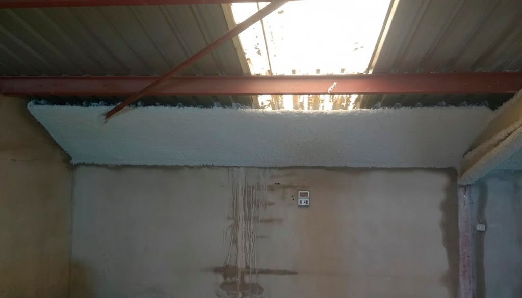 Bandeja perimetral cortafuego en encuentro forjado-fachada